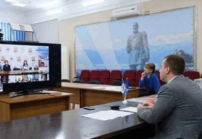 Виталий Перетолчин поздравил победителей X областного конкурса детского рисунка «Они сражались за Родину…»